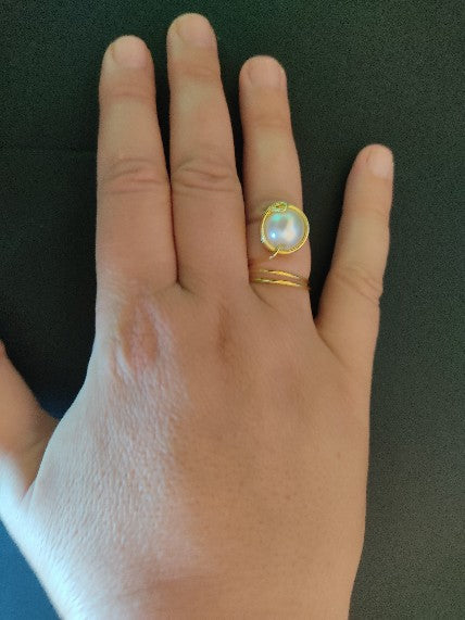 Anillo de alambre dorado con 1 perla