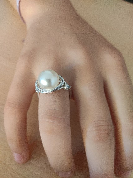 Anillo de alambre plateado y perla
