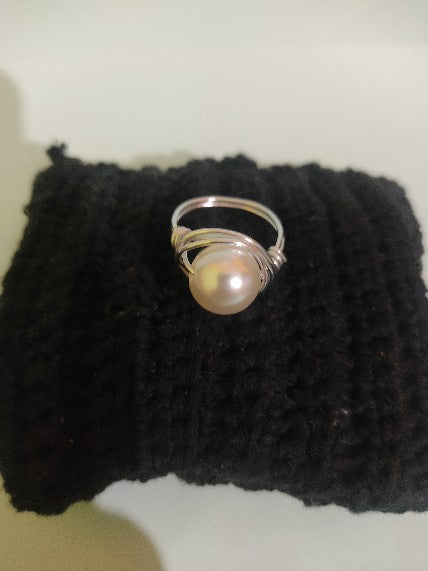 Anillo de alambre plateado y perla