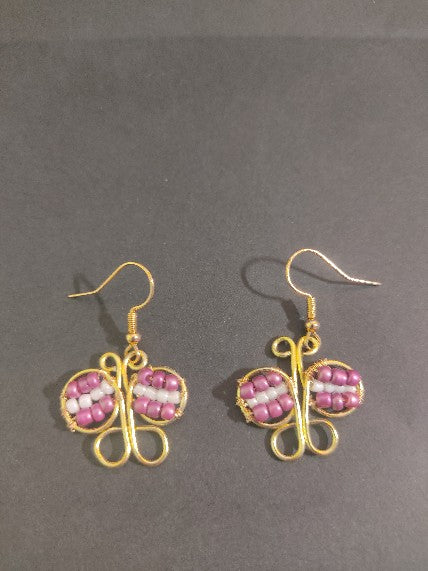 Mariposa de alambre dorado con mostacillas en las alas