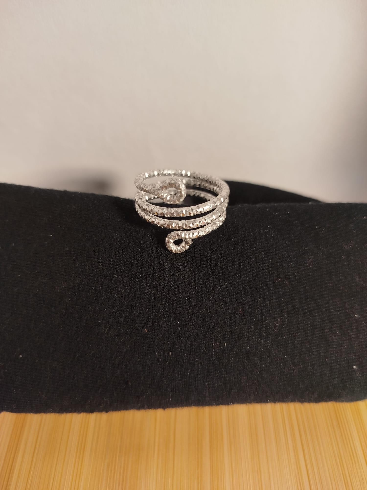Anillo plateado de alambre texturizado 3 vueltas