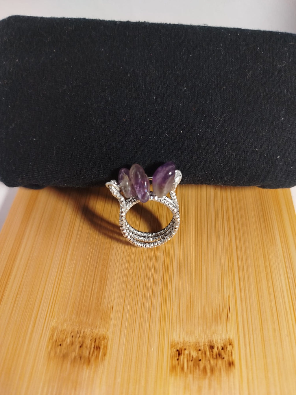 Anillo 3 amatistas y alambre texturizado
