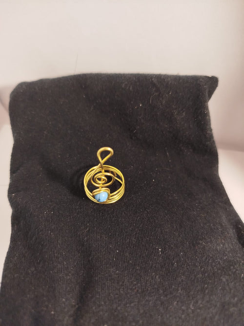 Anillo de alambre dorado con clave de sol con turquesa