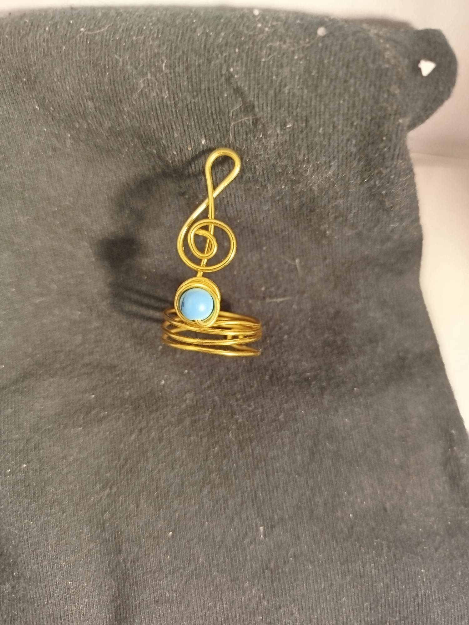 Anillo de alambre dorado con clave de sol con turquesa