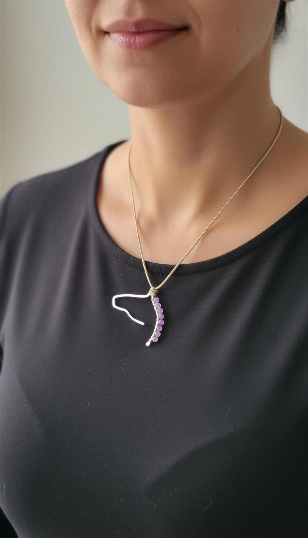 Collar cabeza caballo con agatas violetas pequeñas
