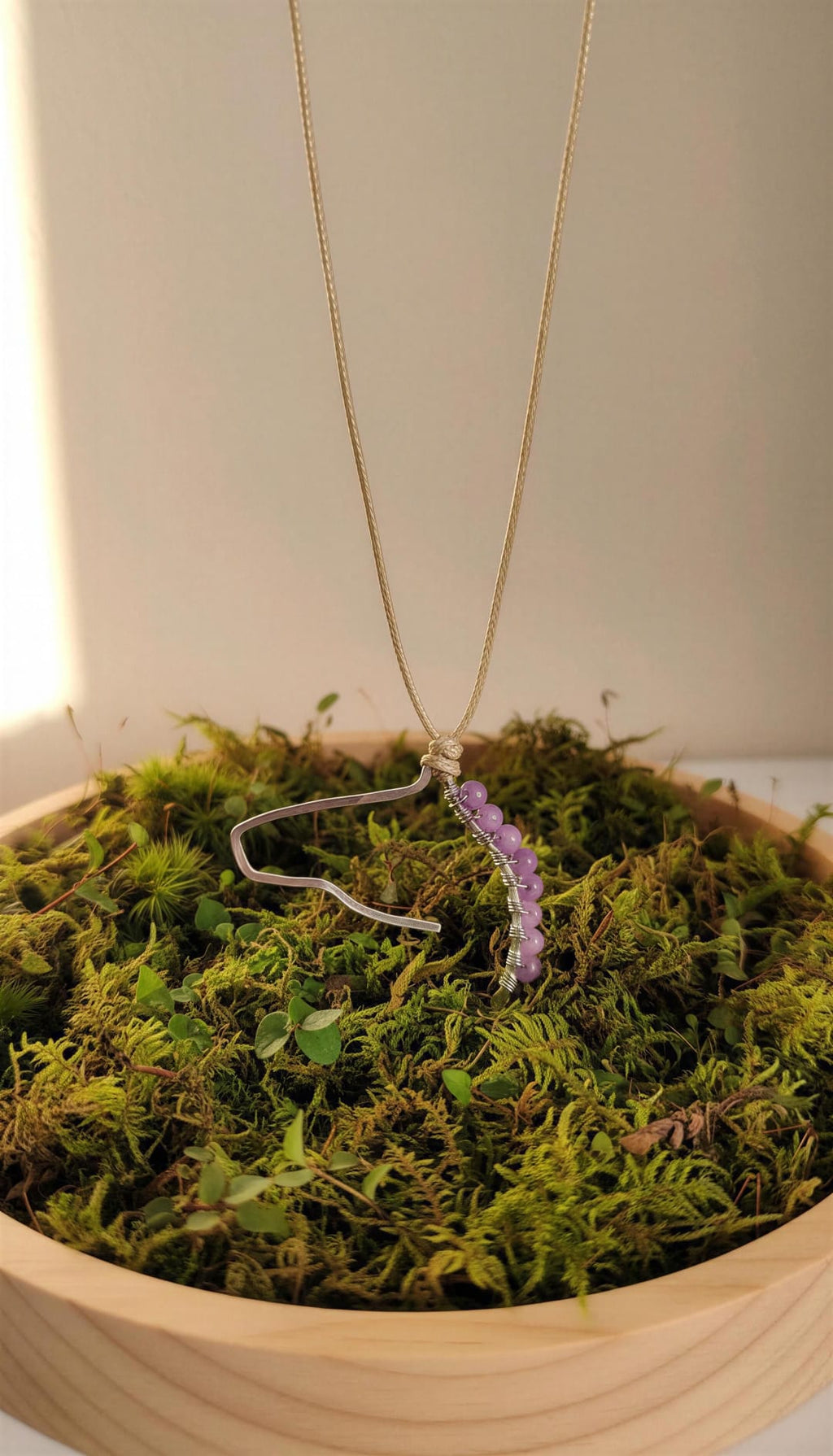 Collar cabeza caballo con agatas violetas pequeñas