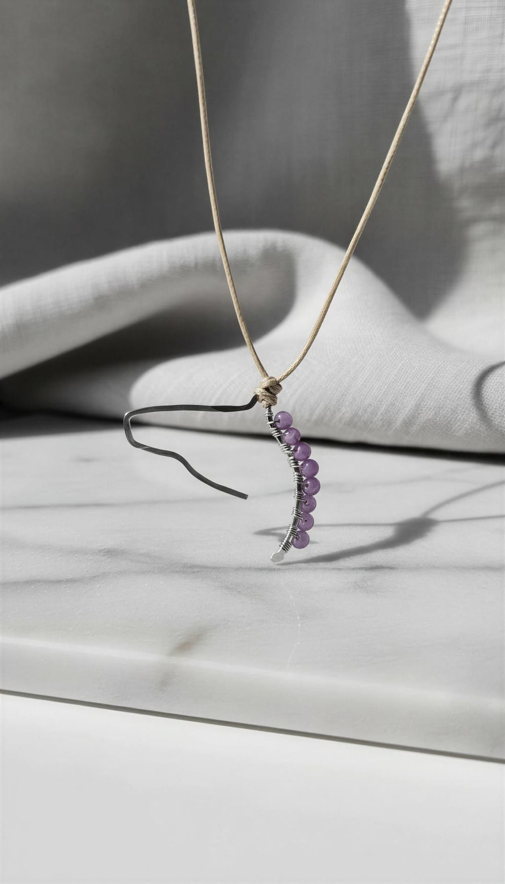 Collar cabeza caballo con agatas violetas pequeñas