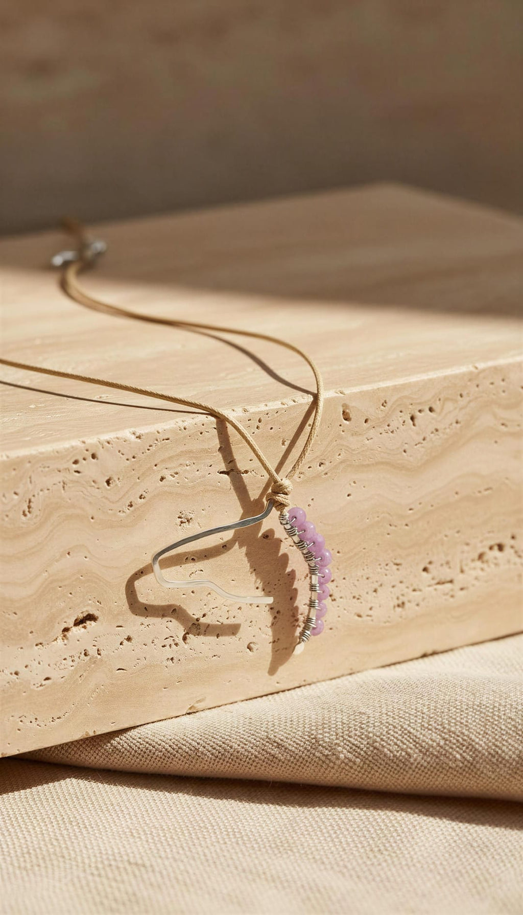 Collar cabeza caballo con agatas violetas pequeñas