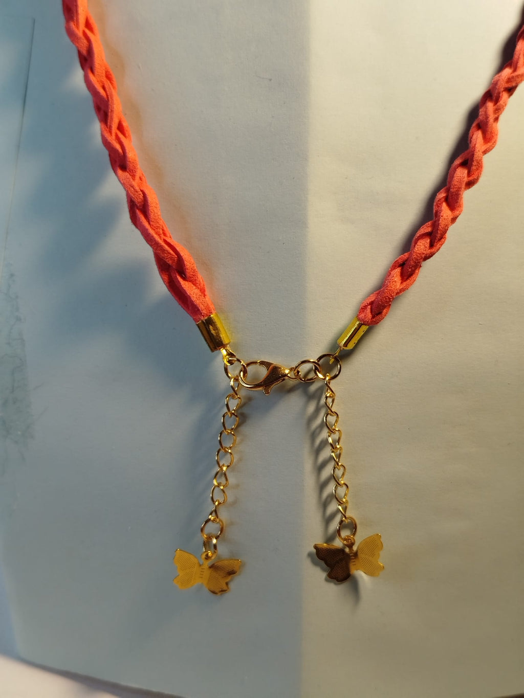 Collar con hilo de ante y Mariposas
