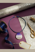Collar con hilo encerado azul con lagrima de resina grande