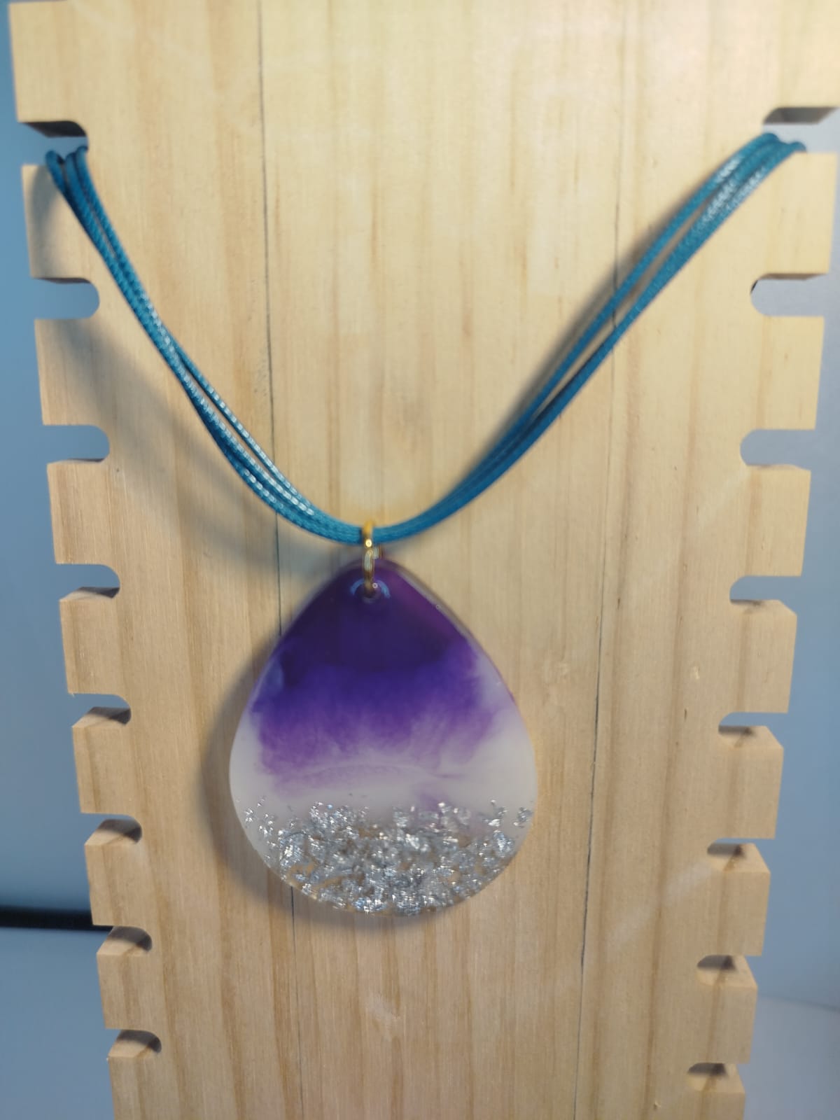 Collar con hilo encerado azul con lagrima de resina grande