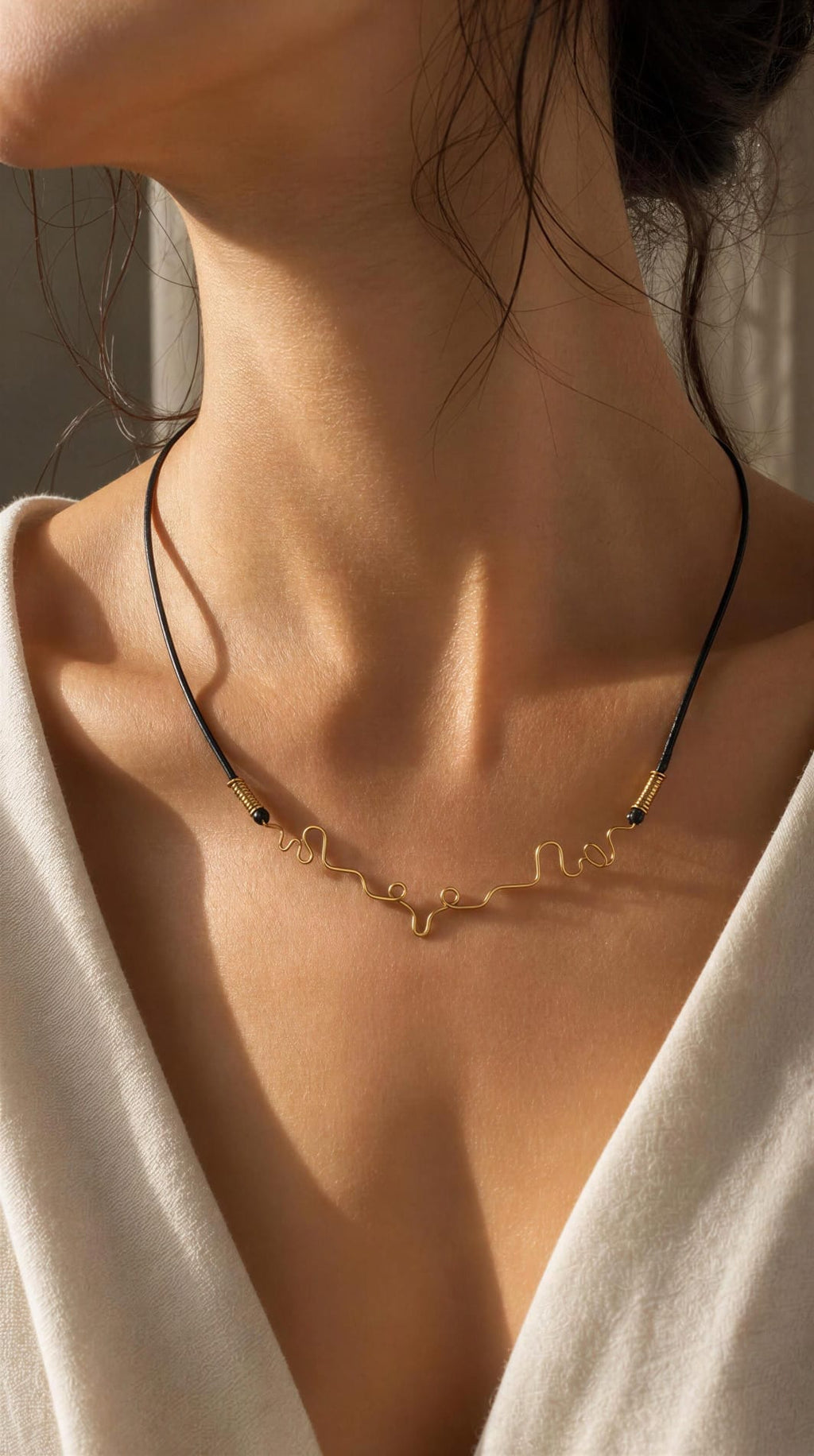 Collar semirrigido alamabre dorado formas semicorazon