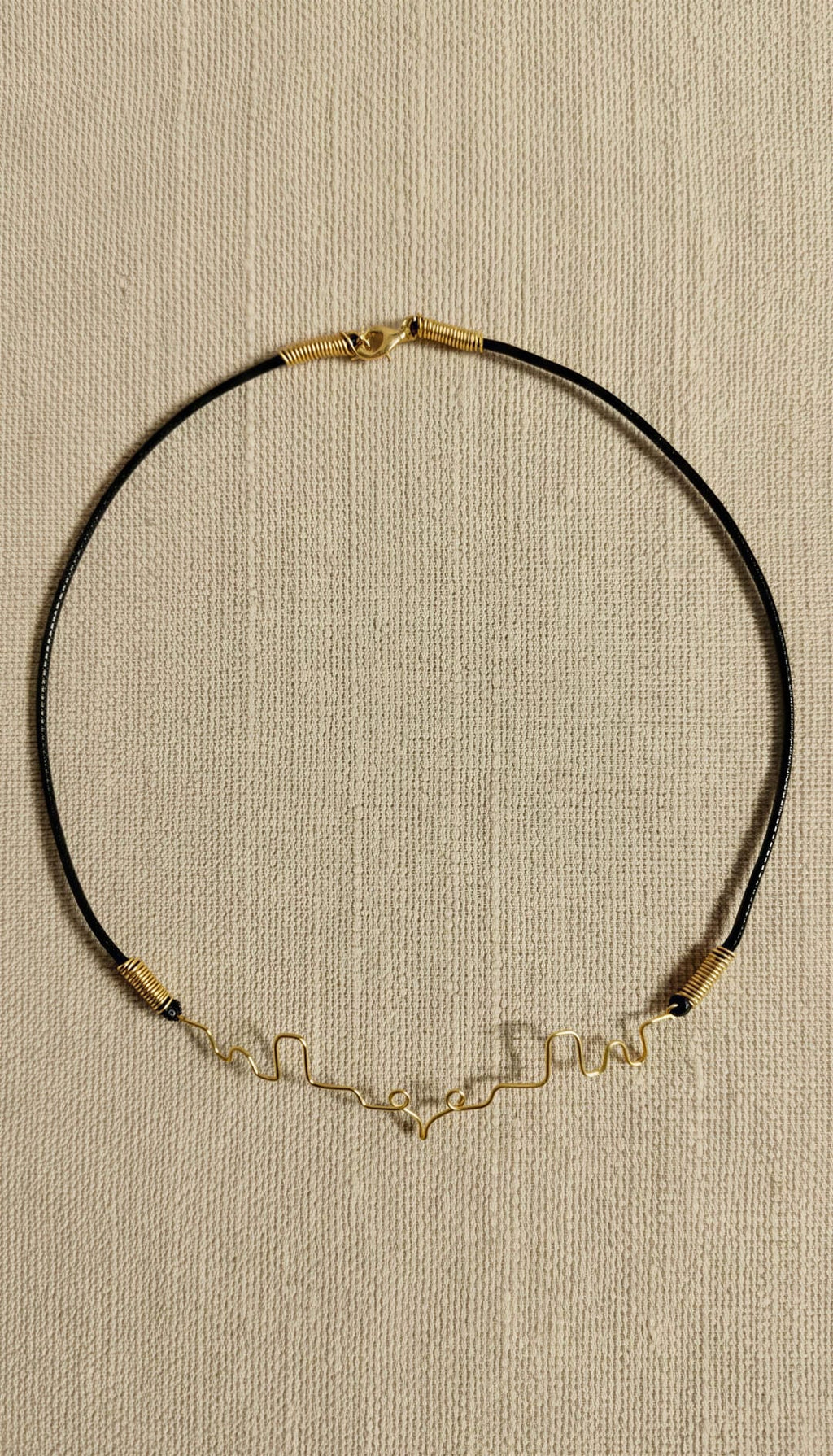 Collar semirrigido alamabre dorado formas semicorazon