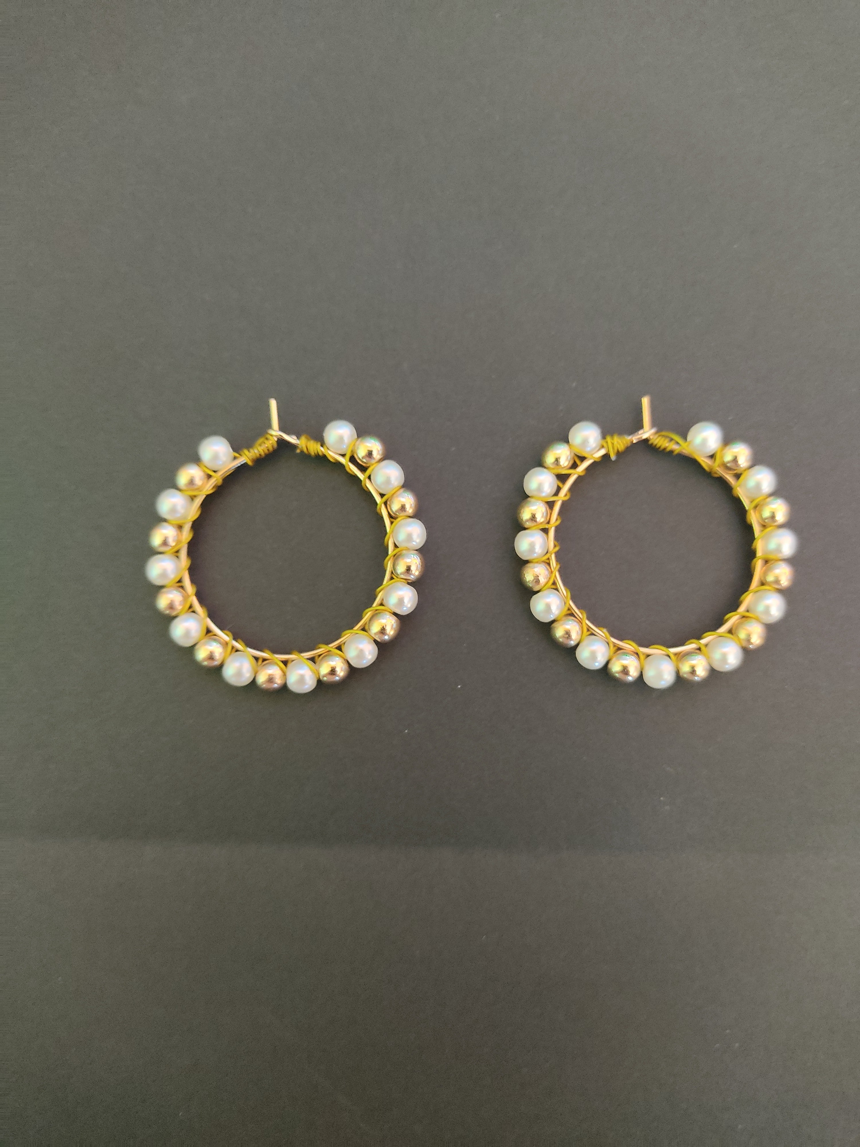 Aros con perlas y abalorios dorados