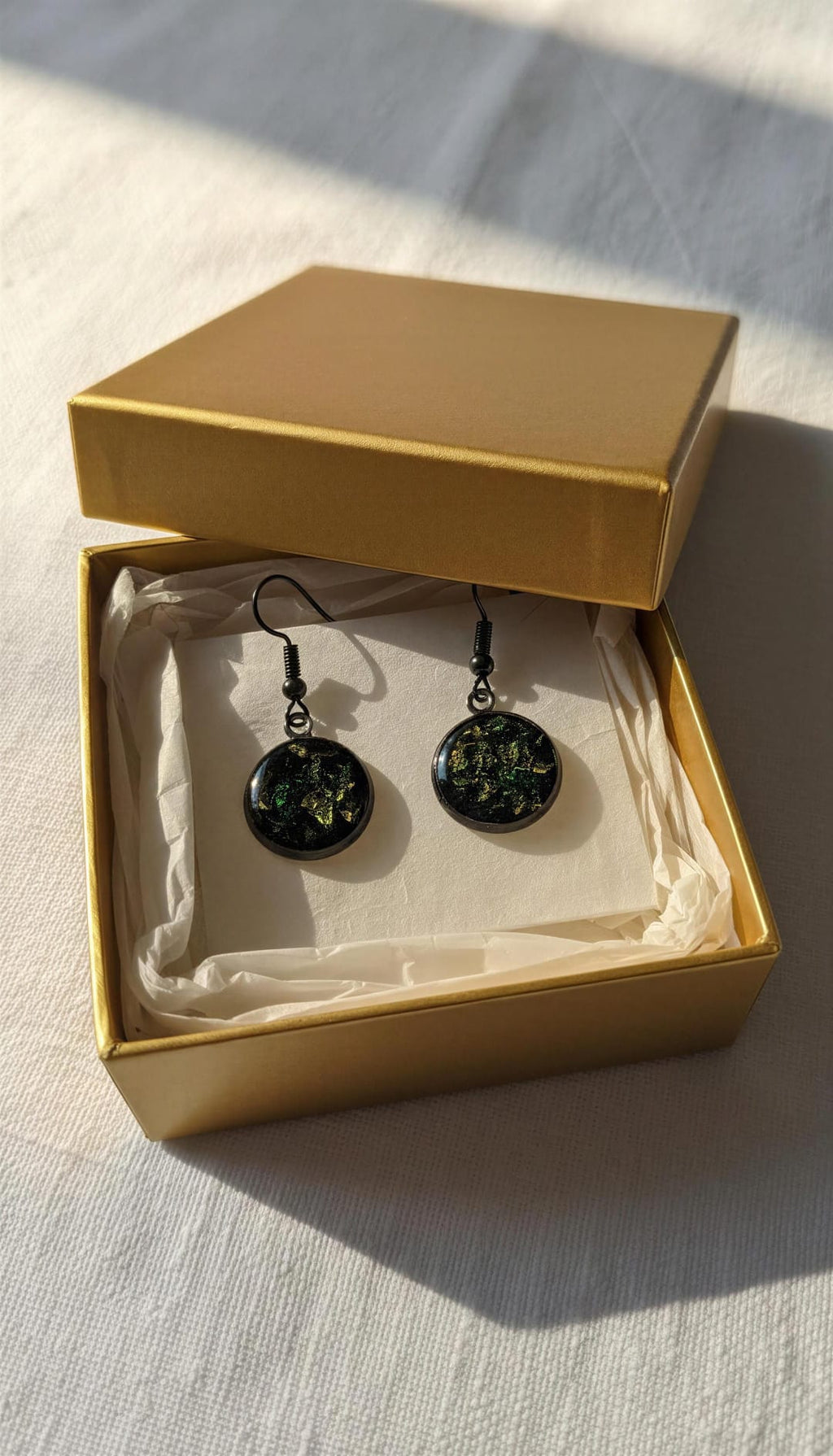 Pendientes redondos verdes con pan de oro