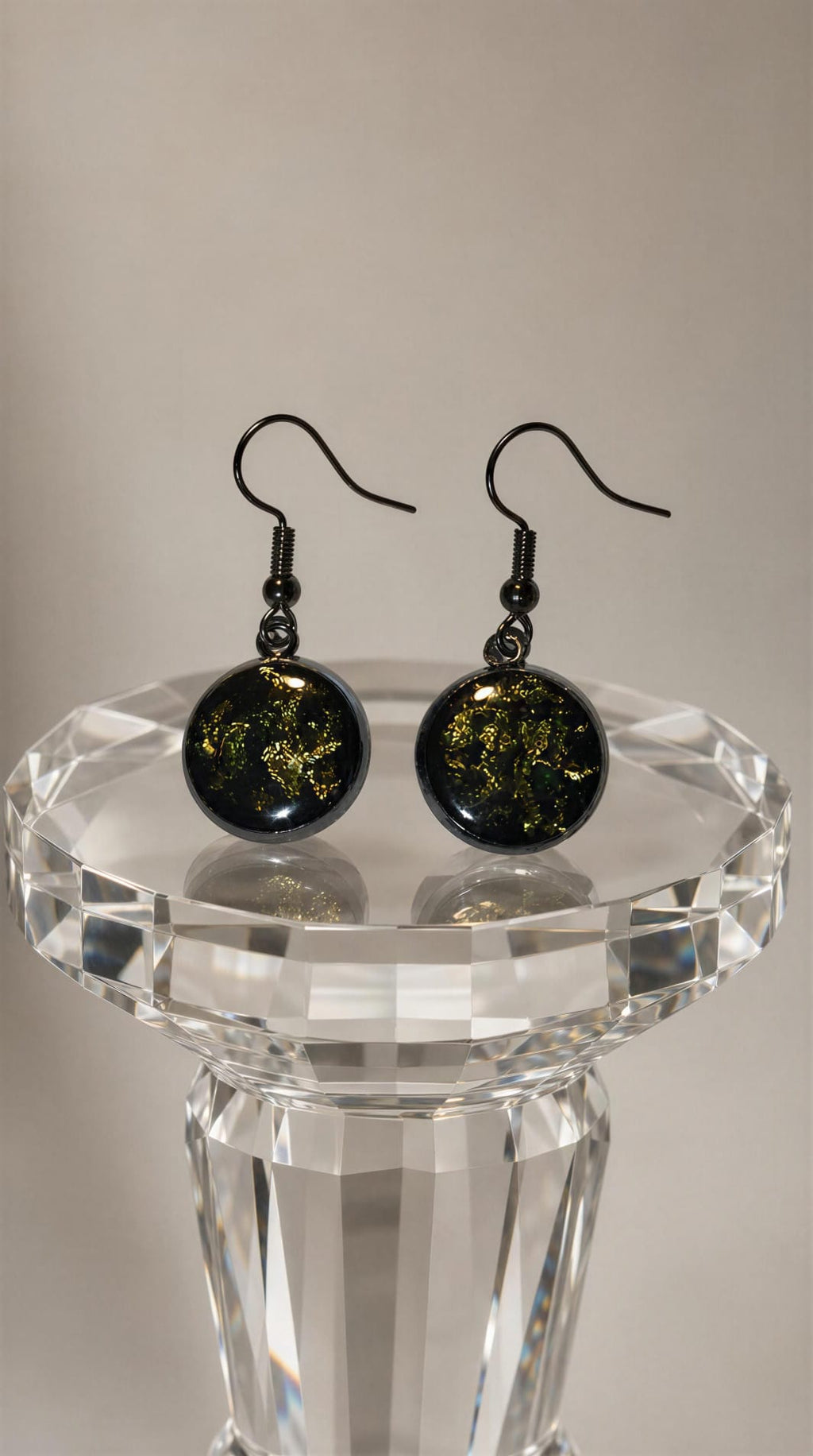 Pendientes redondos verdes con pan de oro