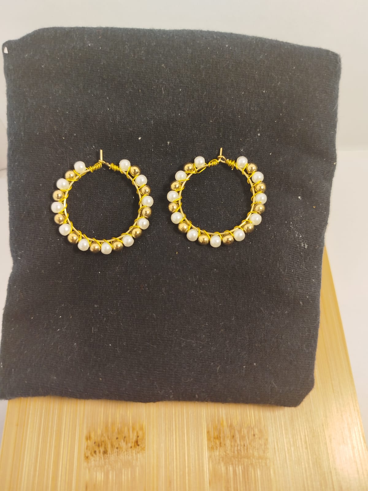 Aros con perlas y abalorios dorados