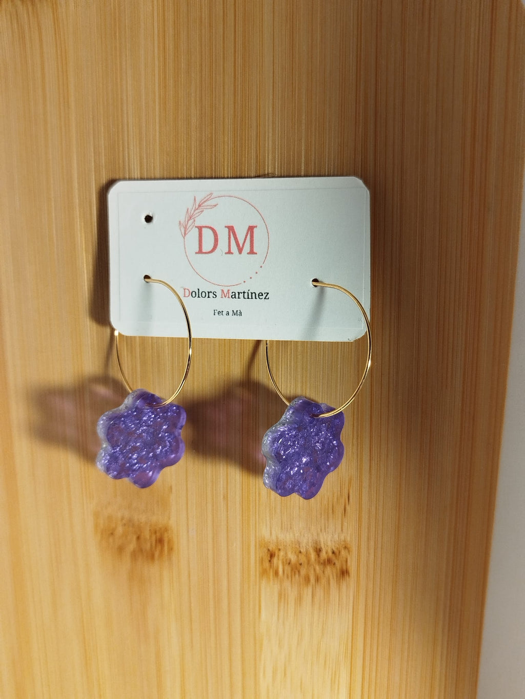 Aros dorados con piezas de resina