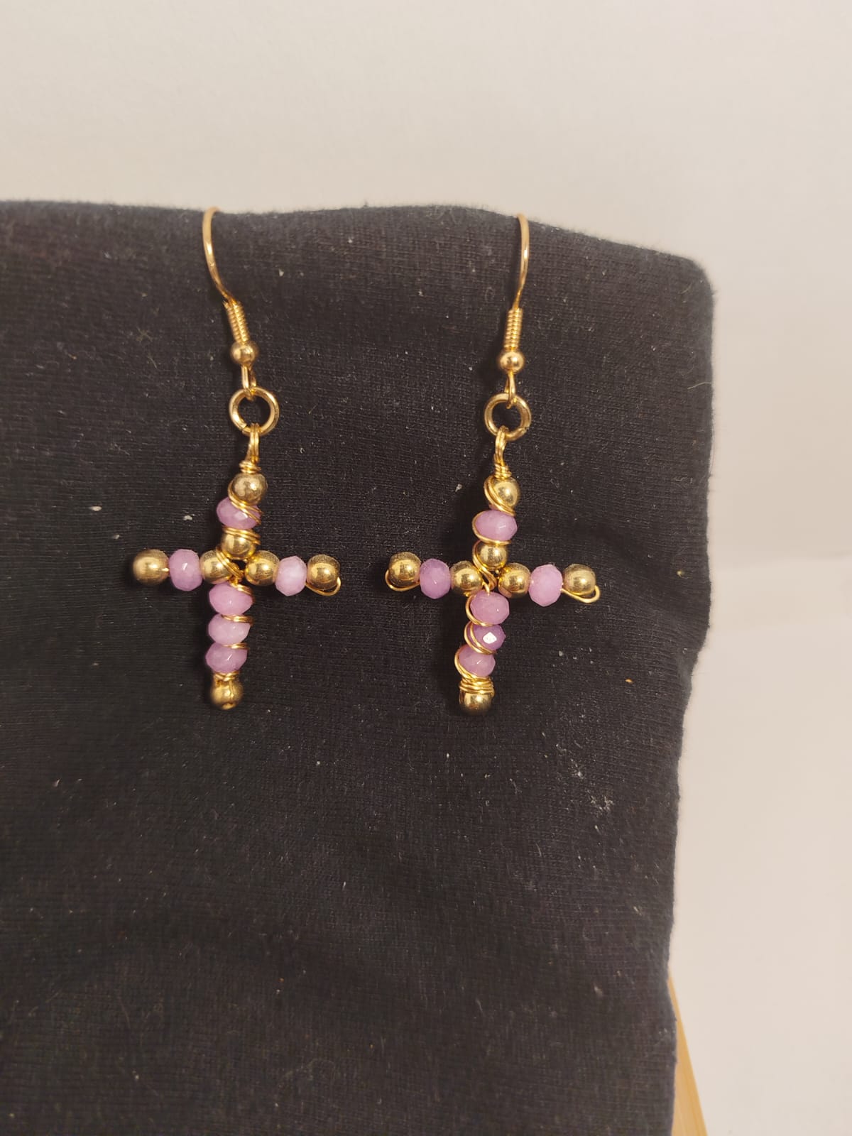 Pendientes Cruz abalorios dorados y agatas violetas.