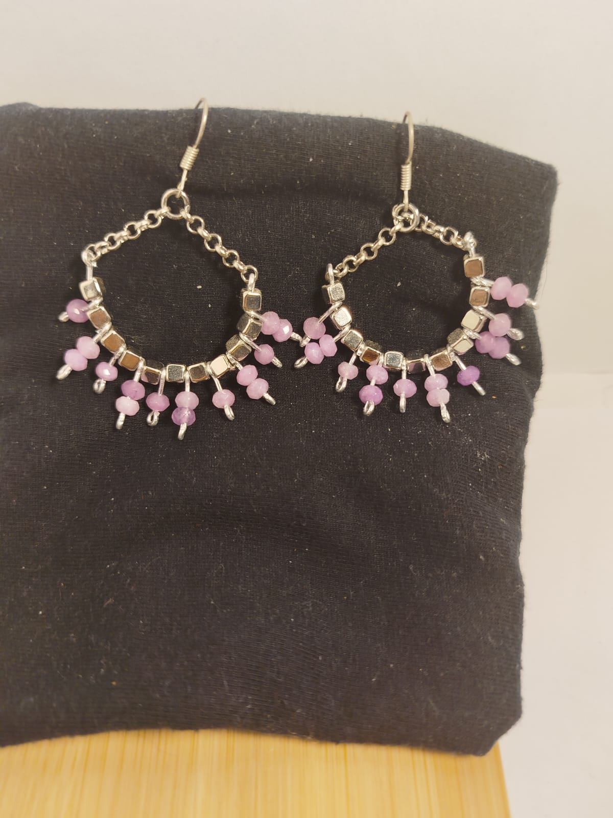Pendientes plateados modelo abanico con ágatas violetas