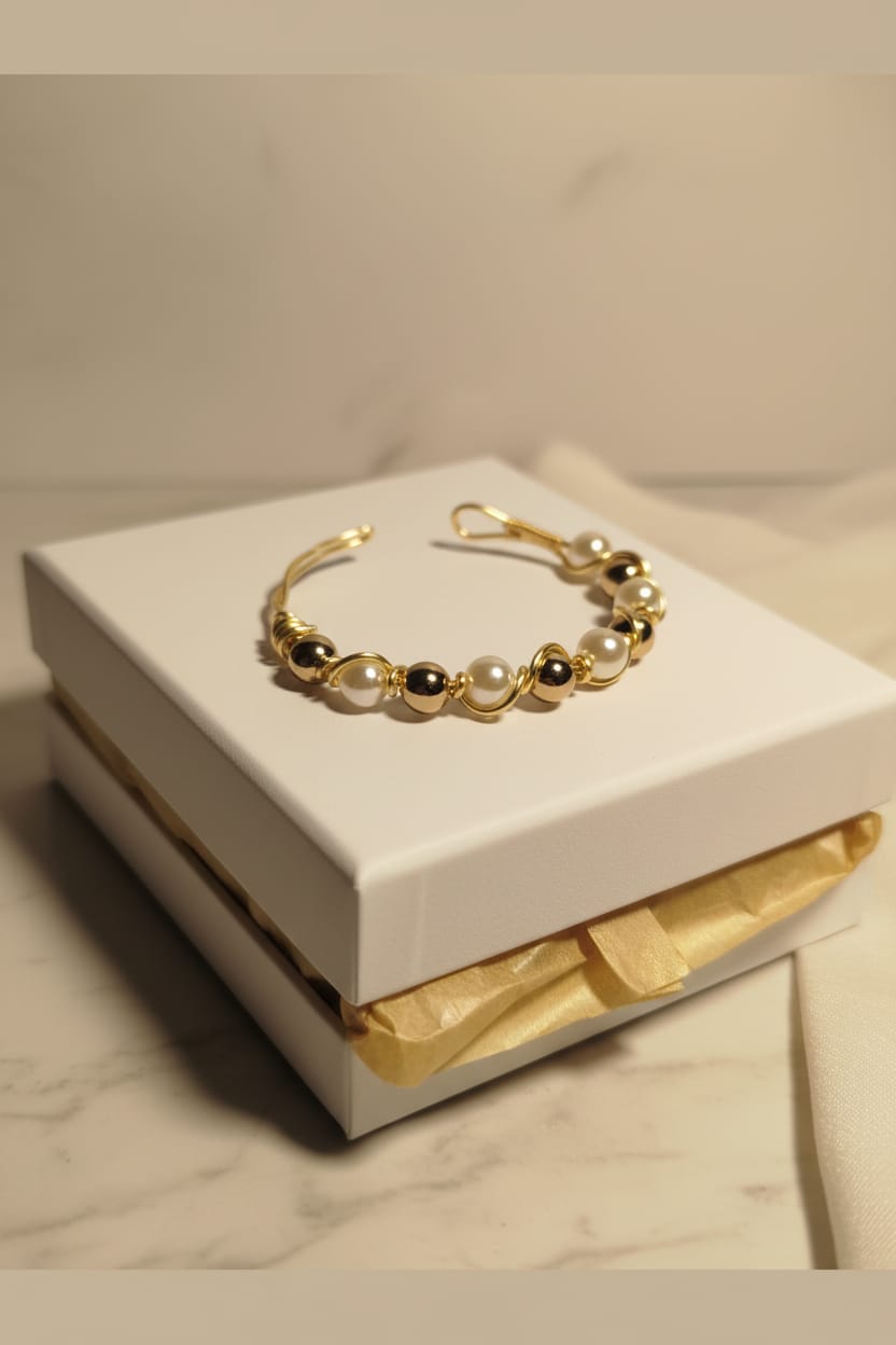 Pulsera de alambre dorado con perla y abalorio dorado