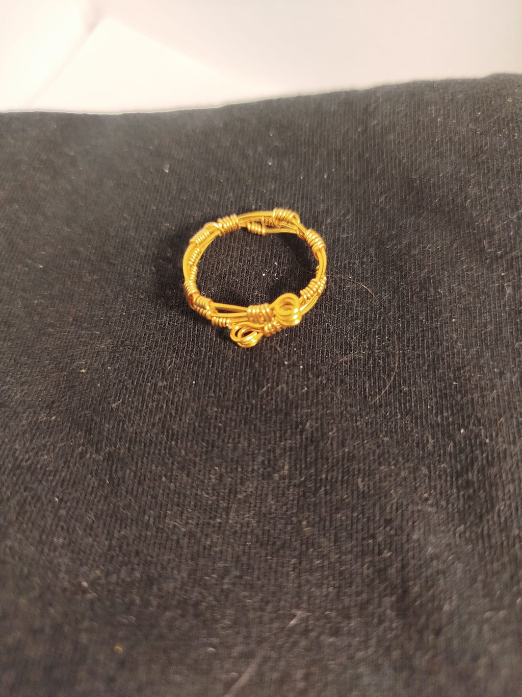 Anillo alambre dorado entrelazado
