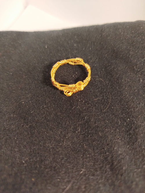 Anillo alambre dorado entrelazado