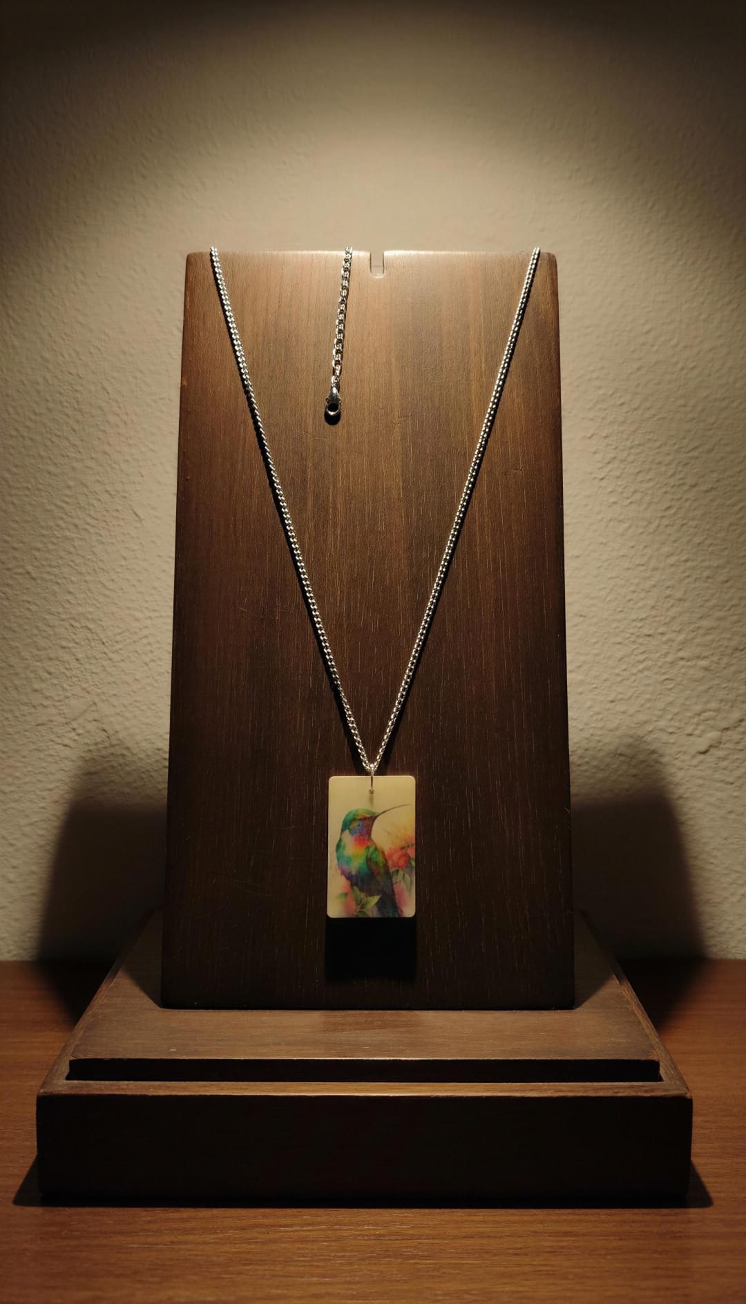 Collar con imagen de colibrí