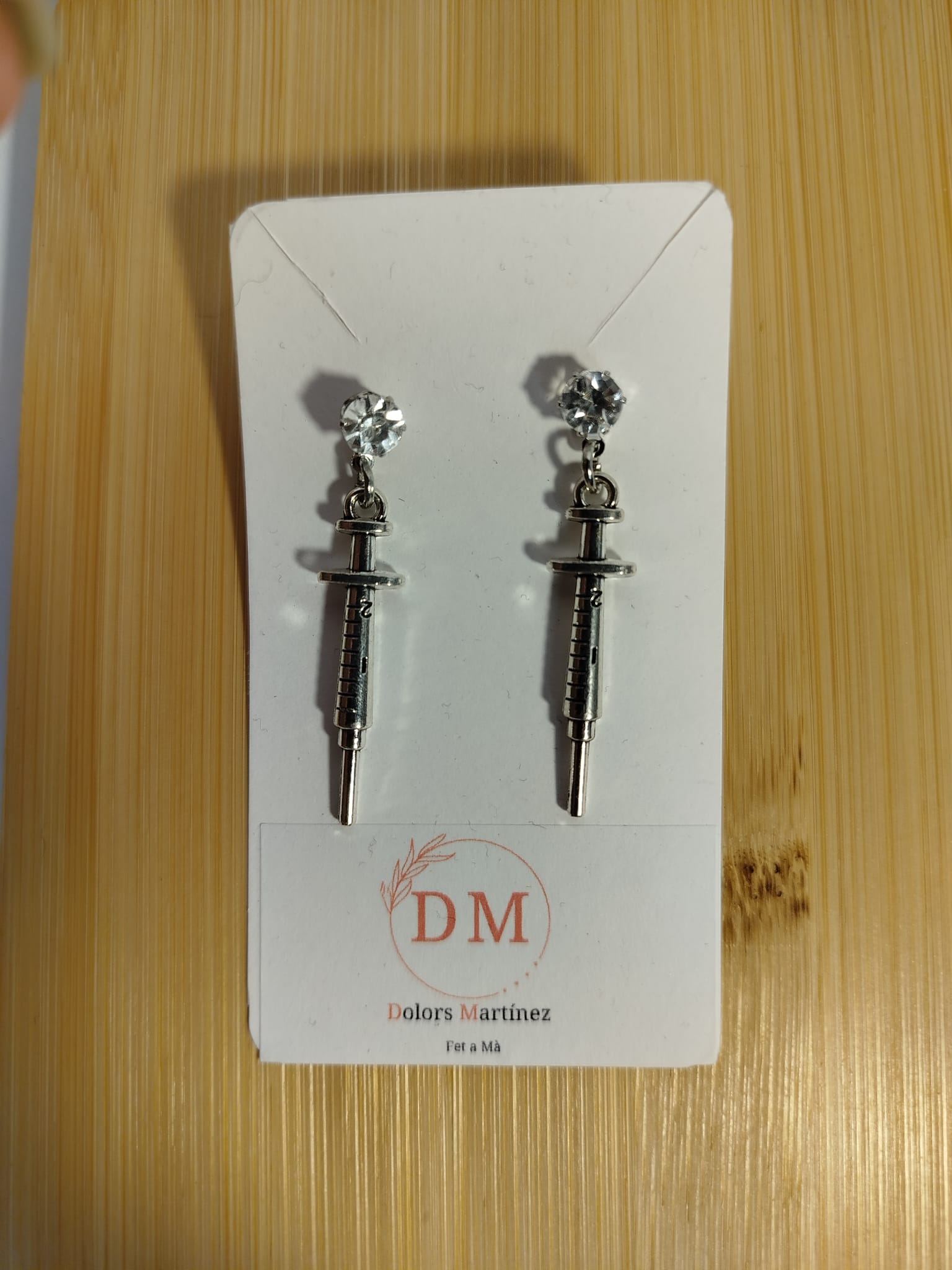 Pendientes plateados con forma de jeringuilla y cierre a presión