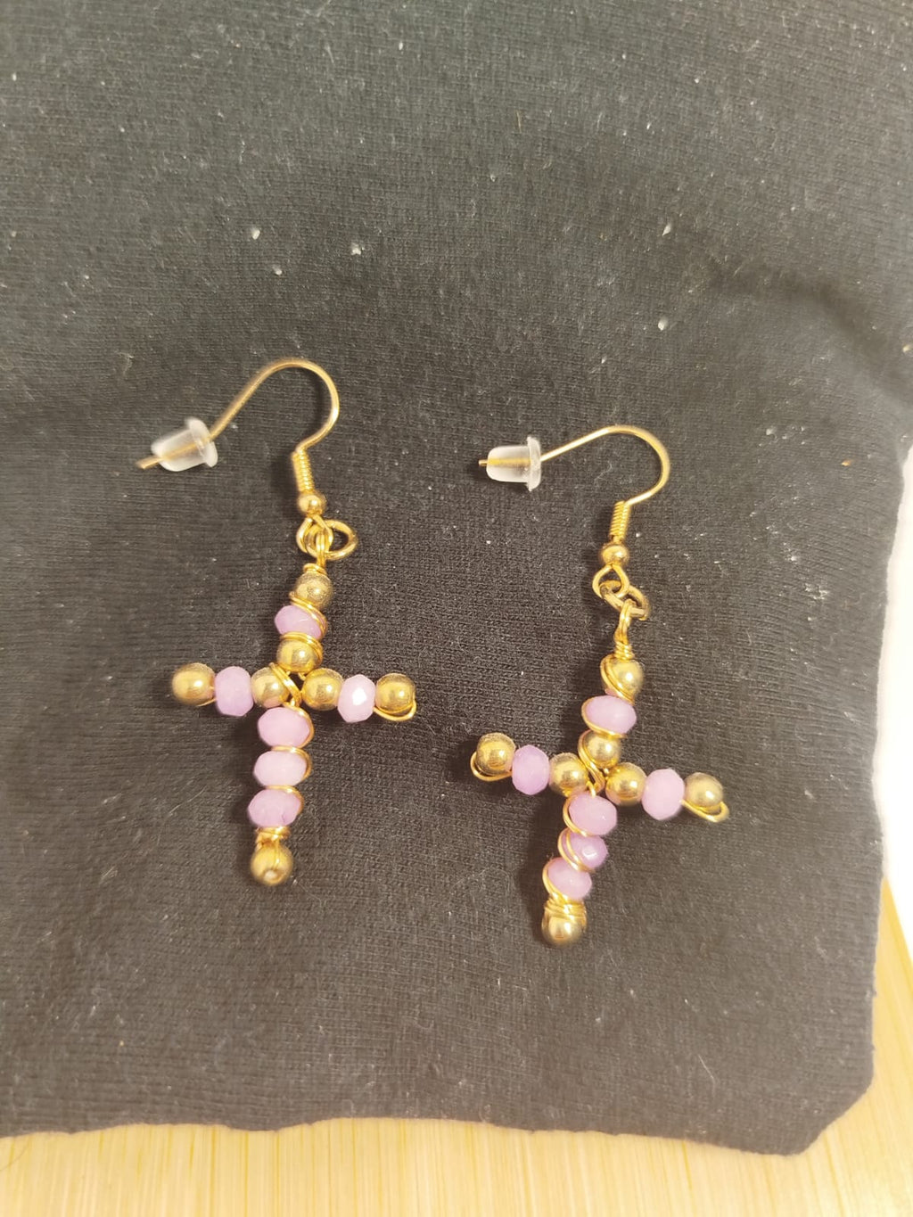 Pendientes Cruz abalorios dorados y agatas violetas.