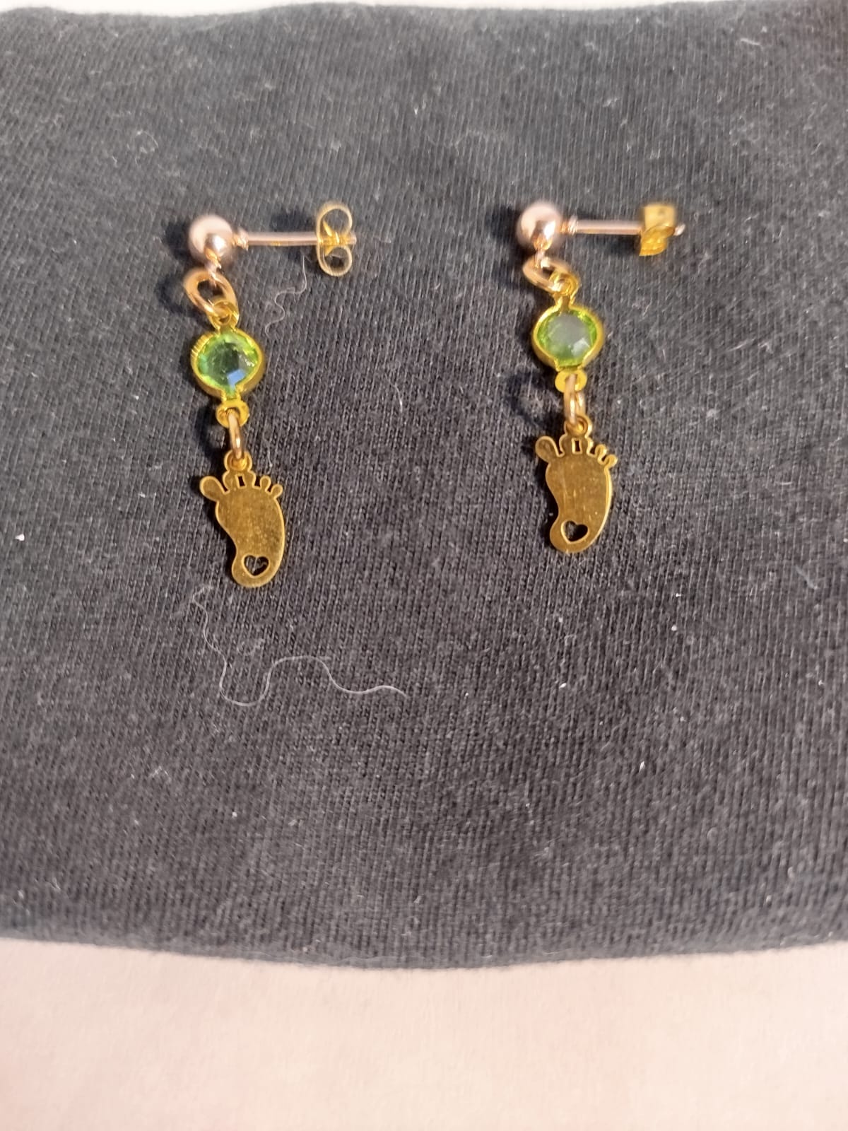 Pendientes piececitos dorados