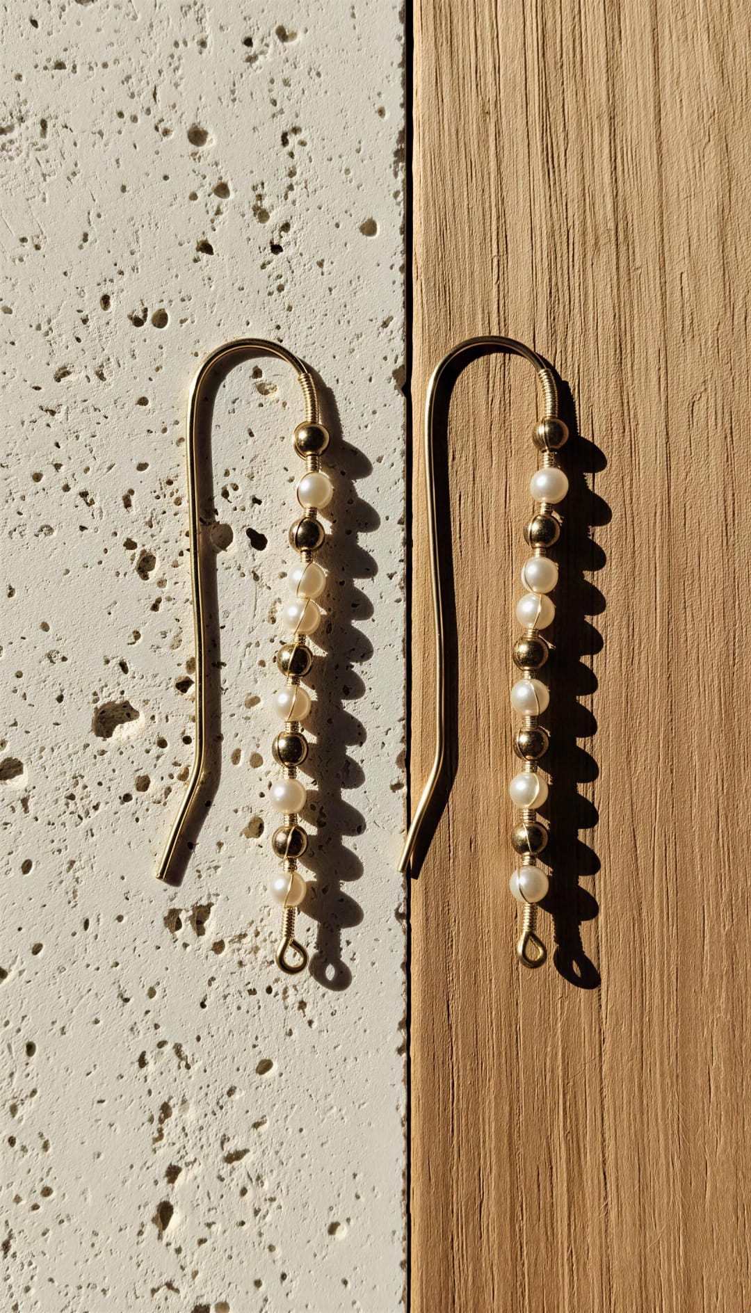 Pendientes largos con perlas y abalorios dorados