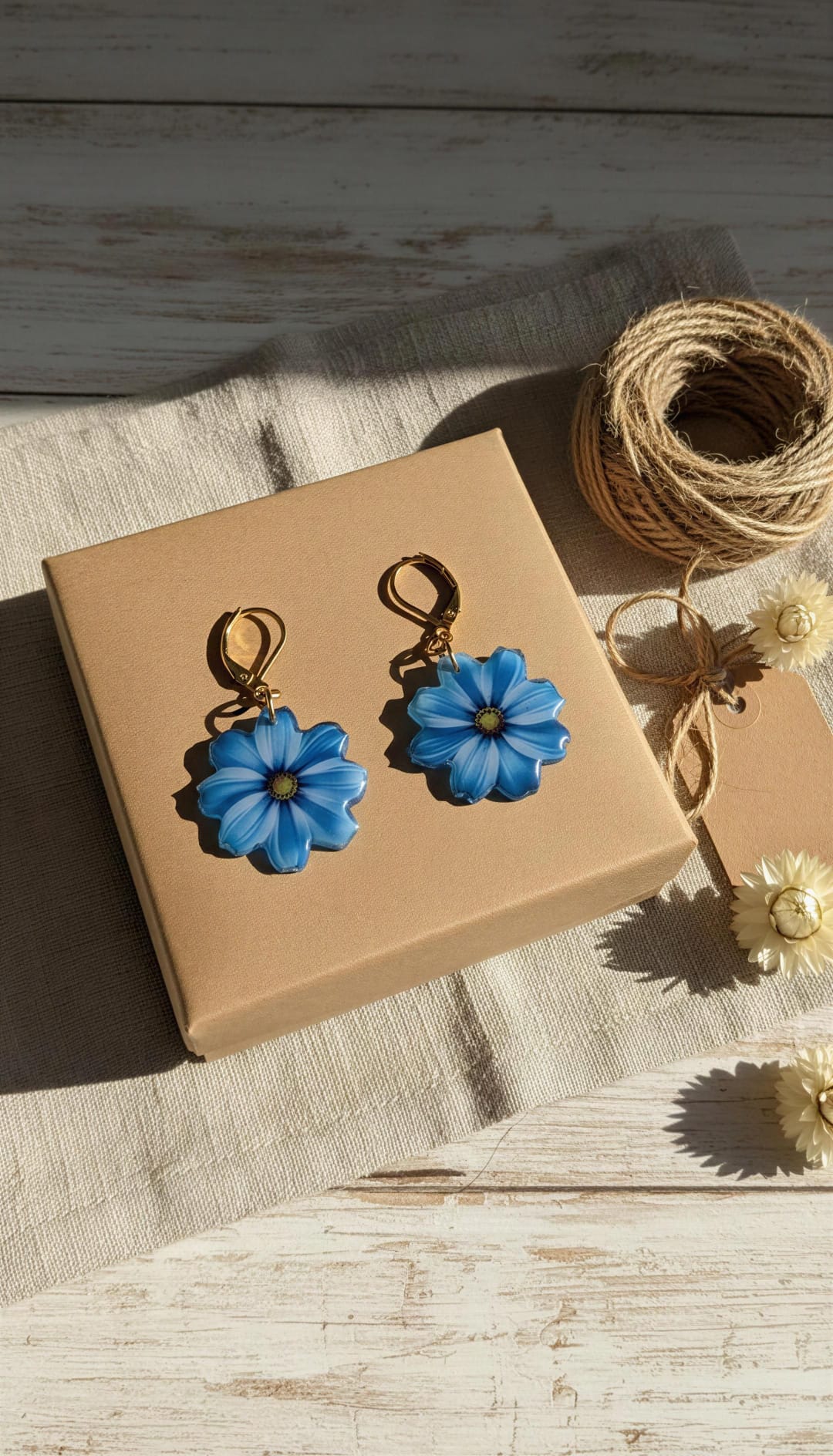 Pendientes margaritas azules cierre dorado