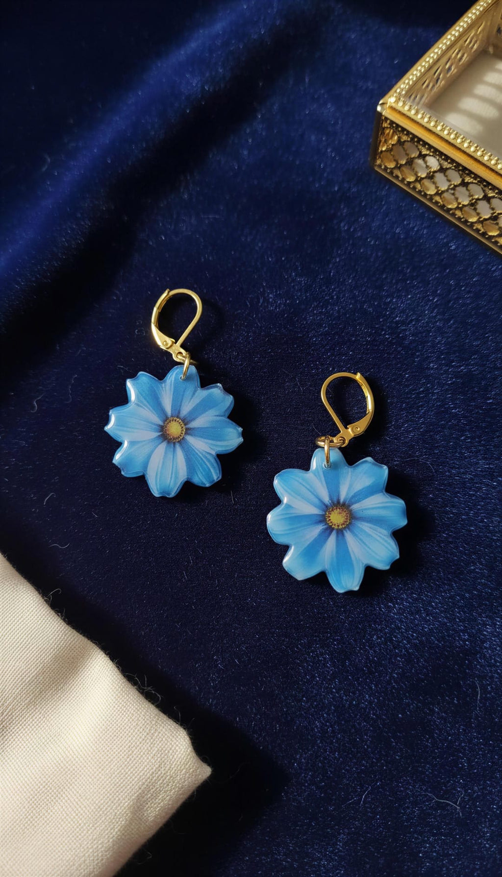 Pendientes margaritas azules cierre dorado