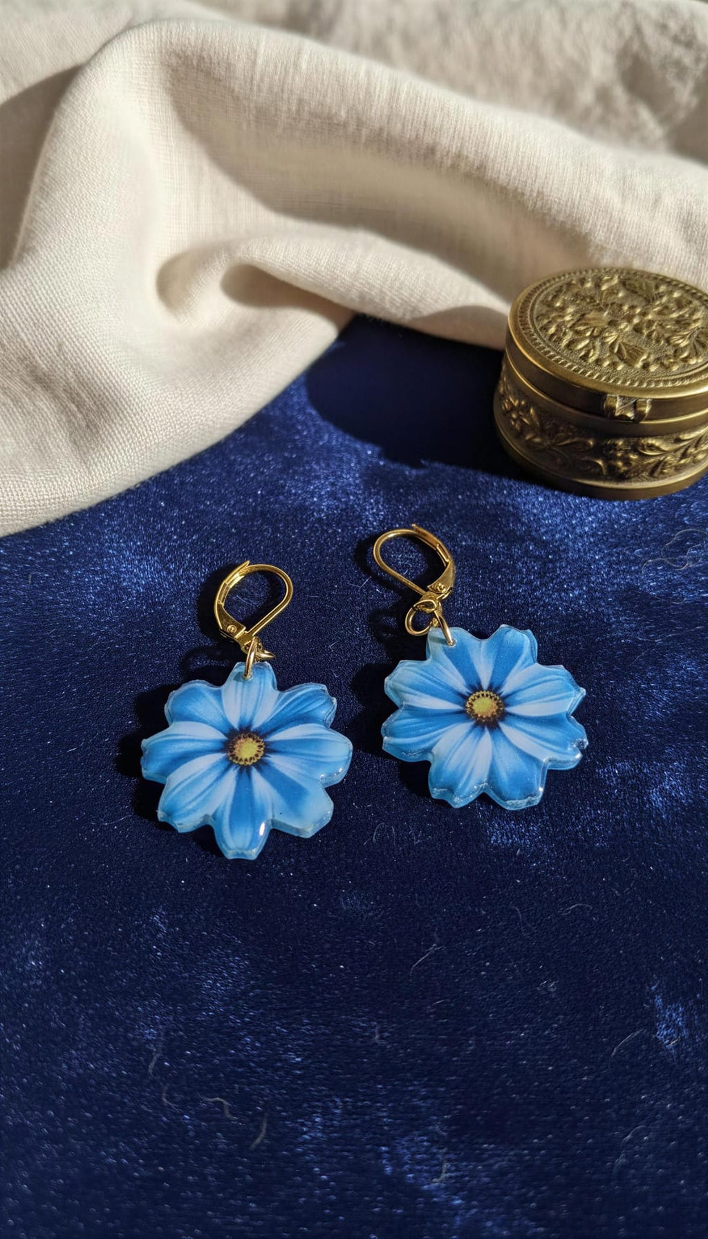Pendientes margaritas azules cierre dorado