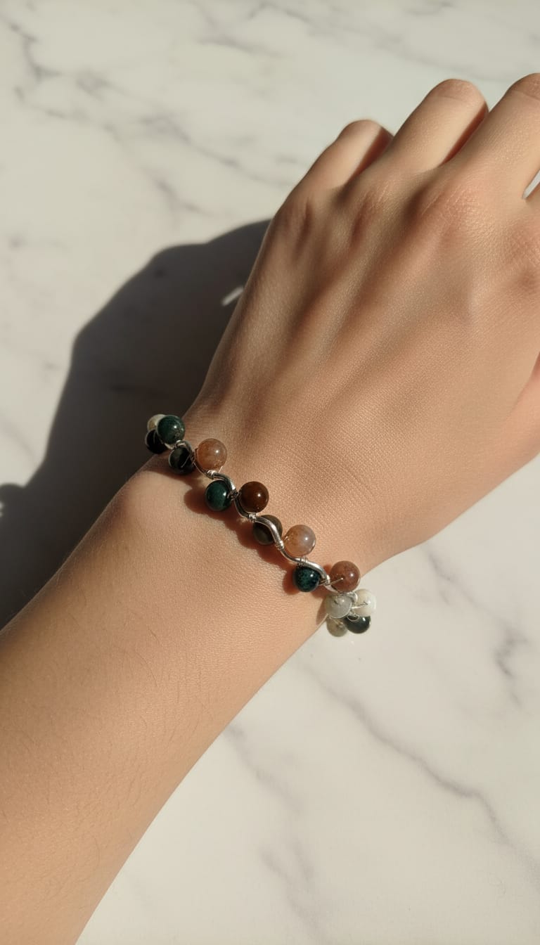 Pulsera de alambre plateada con piedra amazónica