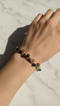Pulsera de alambre plateada con piedra amazónica