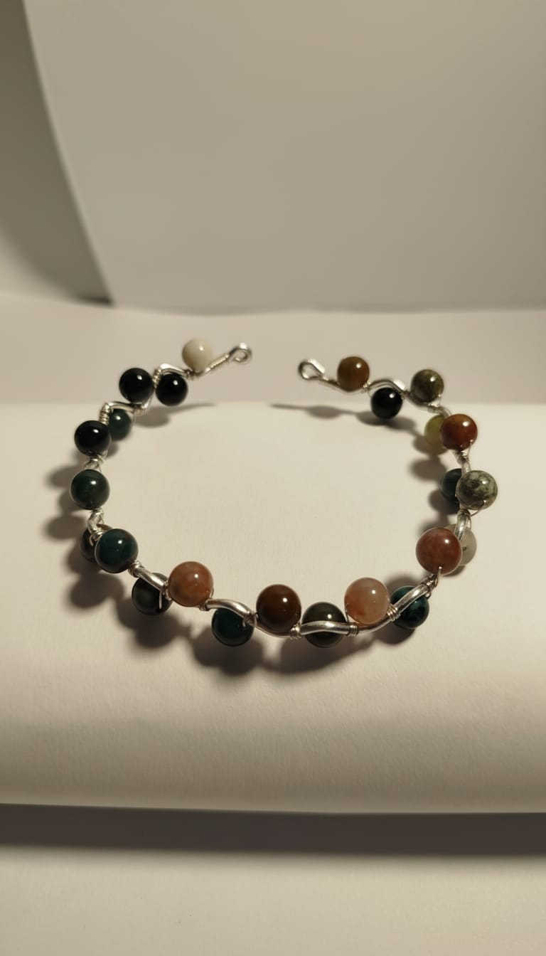Pulsera de alambre plateada con piedra amazónica